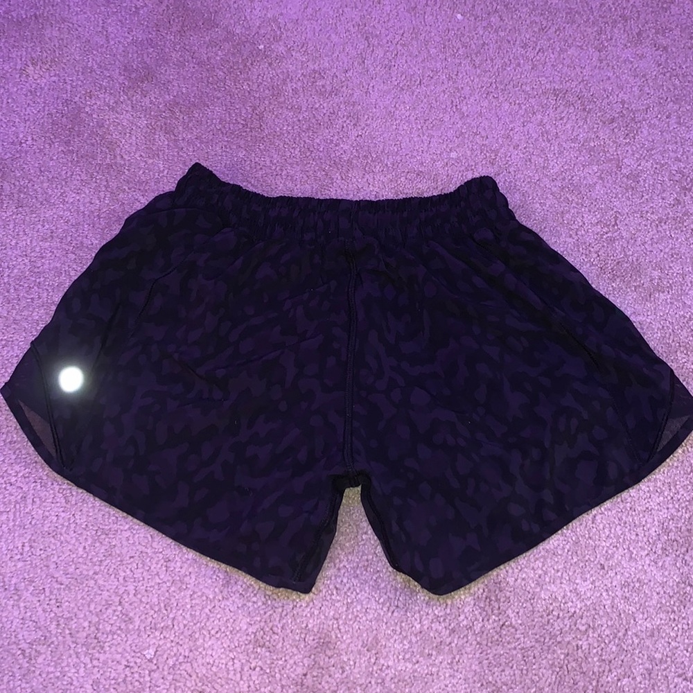 BLACK PRINT LULU HOTTY HOT 4” INSEAM SHORTS SIZE 4